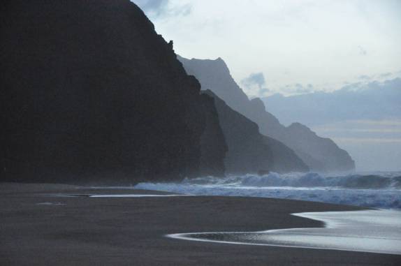 Últimas luzes na praia de Kalalau, na Na'Pali Coast, costa norte de Kauai, no Havaí